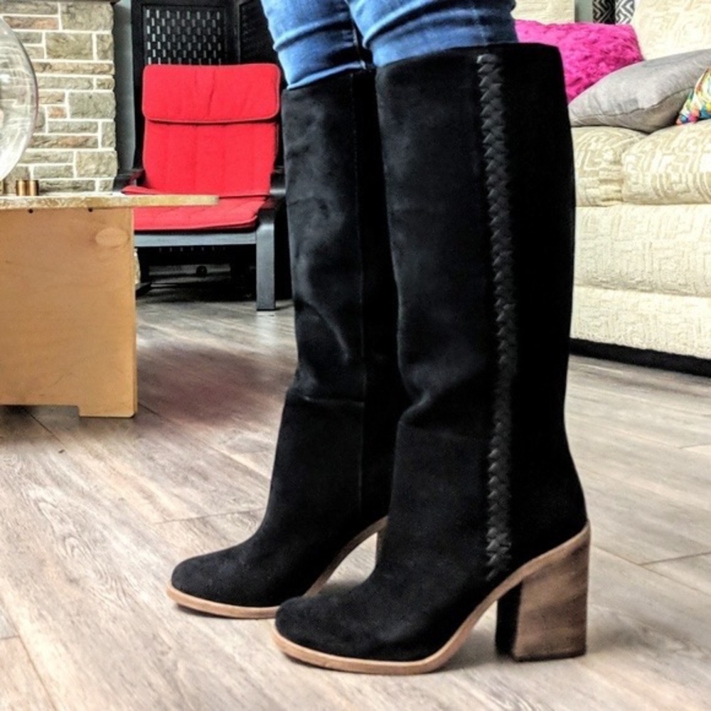 NWT - Black suede boots - Ugg Maeva